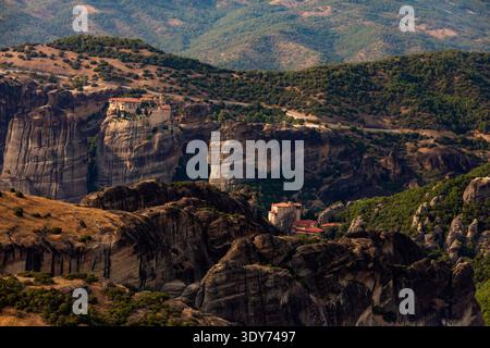 Klöster auf Felssäulen in Meteora, umgeben von Hügeln und Klippen in Griechenland Stockfoto
