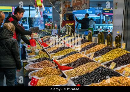 Olivensorten auf einem geschäftigen Markt in Izmir Türkei Stockfoto