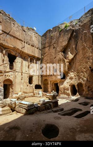 Das antike Kloster mit Höhlen und Felsformationen in Gumusler, Türkei, zeigt Geschichte und Architektur der Menschheit Stockfoto