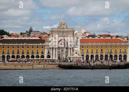 Geschäftiger Stadtplatz mit historischen Gebäuden und Menschen im Zentrum von Lissabon, Portugal an einem sonnigen Tag Stockfoto