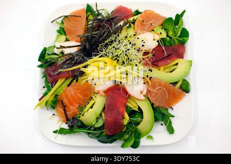 Salat mit Meeresfrüchten mit Thunfisch, Lachs, Garnelen, Avocado und Gemüse, serviert in Megeve, Frankreich an einem sonnigen Nachmittag Stockfoto