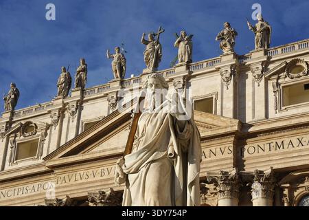 Der Petersdom zeigt Statuen und Architektur unter blauem Himmel in Rom, Italien Stockfoto