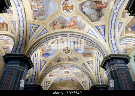 Wandmalerei des Lebens des heiligen Johannes des Täufers in der Kirche Saint Jean Baptiste in Megeve, Frankreich Stockfoto
