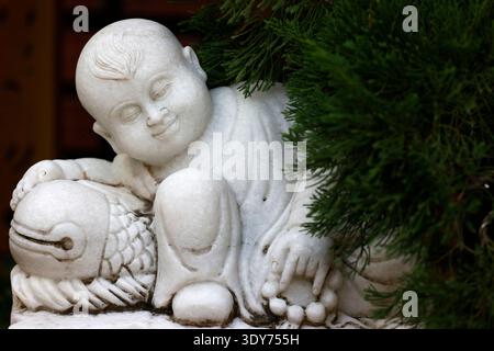 Marmorstatue eines buddhistischen Mönchs in einem Garten in einem Tempel in Vietnam Stockfoto