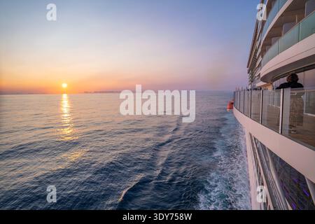 Blick auf den Sonnenuntergang von einem Kreuzfahrtschiff, das in der Nordsee in der Nähe von Norwegen segelt Stockfoto