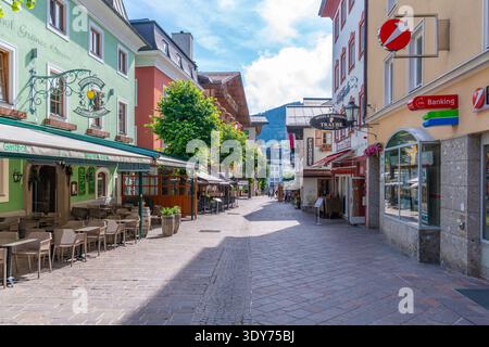 Sonnige Tagesszene mit Restaurants und Cafés in Zell am See, mit Menschen, die die Natur in Salzburg, Österreich, genießen Stockfoto