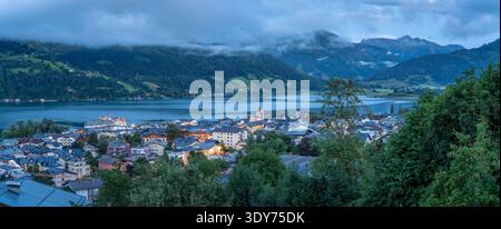 Blick auf Zell am See und den Zeller See in der Abenddämmerung mit Bergen im Hintergrund in Salzburg, Österreich Stockfoto