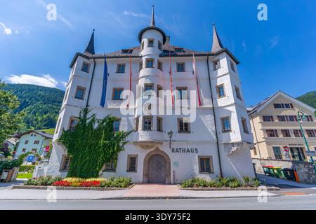 Blick auf das Rathaus in Zell am See an einem sonnigen Tag mit der Architektur und den Fahnen vor dem Gebäude in Salzburg, Österreich Stockfoto