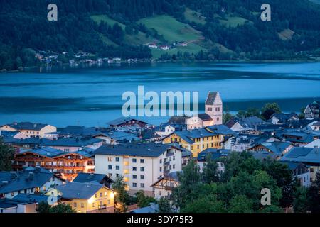 Blick auf Zell am See und den Zeller See in der Abenddämmerung mit Stadtlichtern und Bergkulisse im Salzburger Land Stockfoto