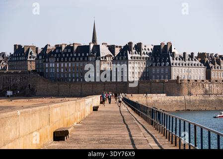 Panoramablick auf die von Mauern ummauerte Stadt Saint-Malo und die Küstenmauern in der Bretagne, Frankreich, mit Wellen gegen Steinmauern Stockfoto