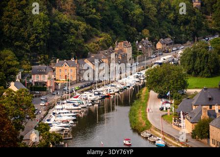 Blick auf Boote entlang des Flusses Rance in der historischen Stadt Dinan in der Bretagne Frankreich an einem sonnigen Tag Stockfoto