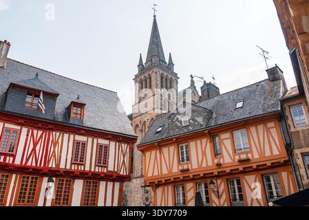 Pulsierende Fachwerkhäuser säumen den Turm einer Kathedrale in Vannes, Bretagne in Frankreich, und zeigen historische Architektur und Kultur Stockfoto