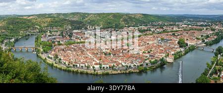 Blick auf Cahors vom Mont Saint Cyr an einem klaren Tag im Departement Lot von Occitanie, Südwesten Frankreichs in Europa Stockfoto