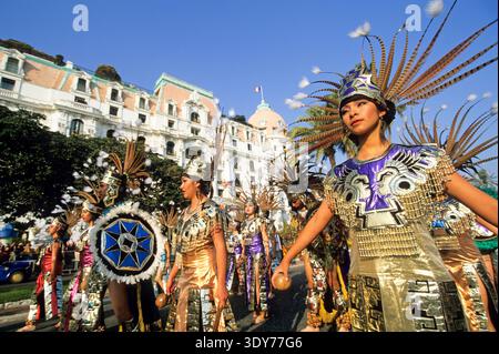 Die Teilnehmer des Karnevals tanzen auf den Straßen von Nizza während des Festivals im Februar in Frankreich mit farbenfrohen Kostümen und lebhafter Energie Stockfoto