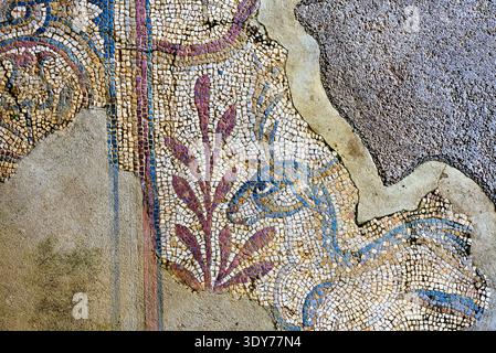 Römischer Mosaikboden im byzantinischen Stil im archäologischen Museumskomplex in Portugal Stockfoto