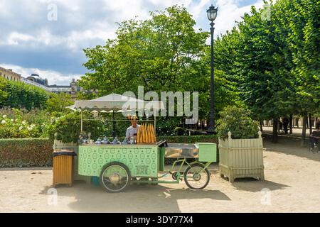 Am sonnigen Sommertag in Paris serviert der Eisstand die Gäste im Jardin du Palais Royal Stockfoto