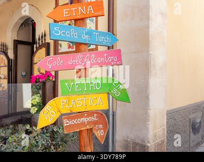 Wegweiser in Ragusa Ibla, die Orte in Sizilien, Italien mit farbenfrohen Pfeilen zeigen die Entfernungen an Stockfoto