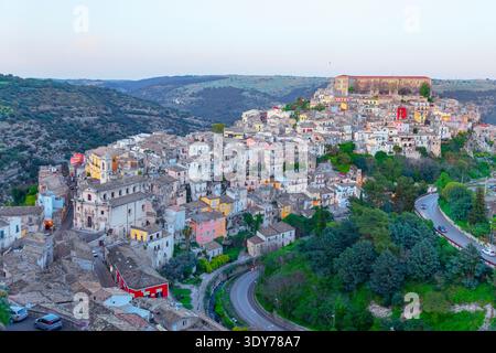 Erhöhter Blick auf die historische Stadt mit Gebäuden und Landschaft am Abend in Ragusa Ibla Sizilien Stockfoto