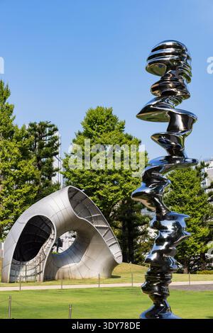 Moderne Kunstskulpturen zeigen Kreativität und Design im Midtown Garden in Tokio an einem sonnigen Tag in der Stadt Stockfoto