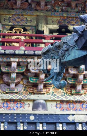 Komplizierte Drachenschnitzereien im Toshogu-Tempel in Nikko, Tochigi, Japan, mit künstlerischer Handwerkskunst Stockfoto