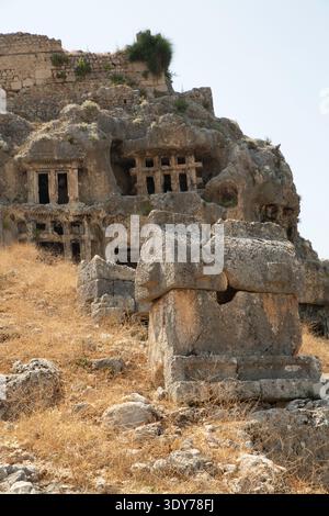 Erkunden Sie alte lykische Sarkophage und Felsengräber vom 4. Jahrhundert v. Chr. bis 3. Jahrhundert n. Chr. in der Provinz Mugla, Türkei Stockfoto