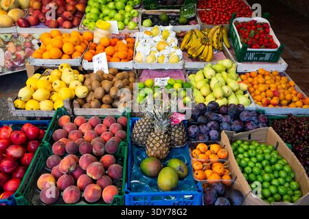 Obst wird auf einem Markt in Paspatur, Fethiye, Provinz Mugla, Türkei an einem geschäftigen Einkaufstag mit vielen Sorten angeboten Stockfoto