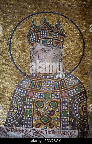 Mosaik der Kaiserin Zoe in der Hagia Sophia Grand Moschee mit detaillierten Kunstwerken und historischer Bedeutung in Istanbul Türkei Stockfoto