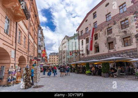 Cafés und Menschen in der Altstadt von Innsbruck an einem sonnigen Sommertag in Tirol Stockfoto