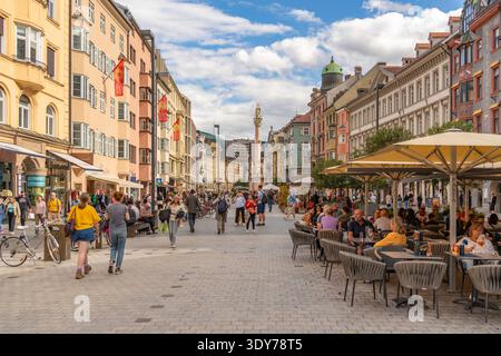 Cafés und Leute, die im Sommer in Tirol einen sonnigen Tag auf dem Innsbrucker Stadtplatz genießen Stockfoto
