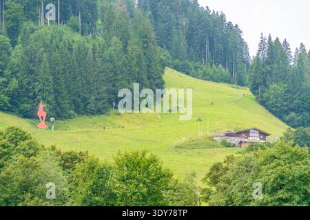 Blick von den unteren Pisten der Streif im Sommer vor dem Hahnenkamm-Abfahrtsrennen in Kitzbühel, Österreich, Österreich Stockfoto