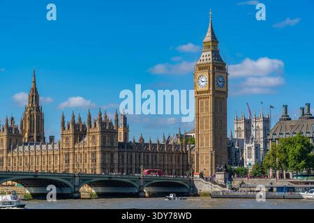 Blick auf Houses of Parliament und Westminster Bridge vom Queens Walk im Sommer in Westminster London England Stockfoto