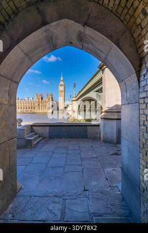 Blick auf Houses of Parliament und Westminster Bridge im Sommer in Westminster, London, Großbritannien Stockfoto
