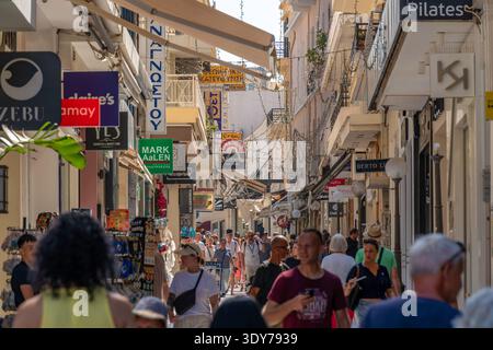 Geschäftige Einkaufsstraße voller Menschen, die einen sonnigen Tag im Stadtzentrum von Heraklion auf Kreta, Griechenland, genießen Stockfoto
