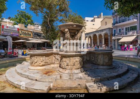 Morosini-Brunnen in Heraklion an einem sonnigen Sommertag mit Menschen und Geschäften im Hintergrund Stockfoto
