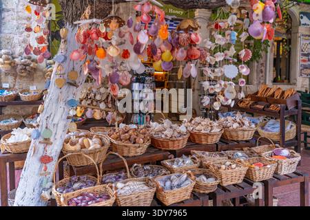 Souvenirladen mit Muscheln und handgefertigtem Kunsthandwerk in Limenas Chersonisou Kreta, Griechenland Stockfoto