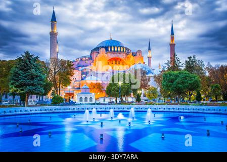 Istanbul, Türkei. Alte Hagia Sophia Kuppeln und Minarette in der Altstadt von Sultanahmet. Stockfoto