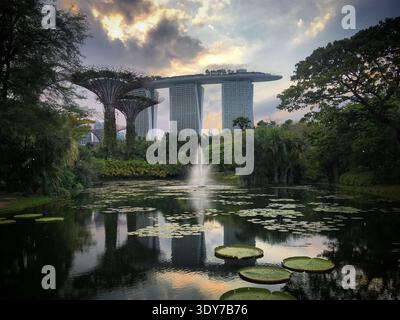 Brunnen am Dragonfly Lake in Gardens by the Bay mit Blick auf Marina Bay Sands und Supertree Grove, Singapur, Februar 2019 Stockfoto