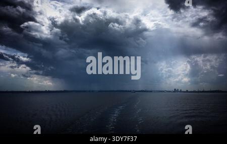 Dramatische Sturmwolken sammeln sich über der Ostsee und der Skyline von Tallinn, Harjumaa, Eesti, Juli 2018 Stockfoto