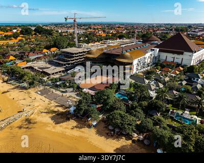 Drohnenaufnahme mit Blick auf Sanur Beach, Resorts und großes Entwicklungsprojekt in Bali Stockfoto