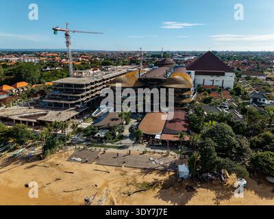 Aus der Vogelperspektive auf das Icon Bali Einkaufszentrum und die große Baustelle am Sanur Beach Stockfoto