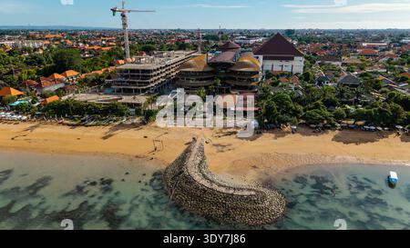 Blick aus der Vogelperspektive auf das Icon Bali Einkaufszentrum und den Steinbruch am Sanur Beach Stockfoto