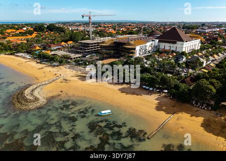 Drohnenaufnahme der Küste von Sanur mit Icon Bali Shopping Mall Projekt Stockfoto