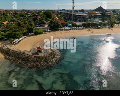 Blick aus der Vogelperspektive auf den Strand von Sanur mit Steinbruch und dem Bau des Icon Bali Mall Stockfoto