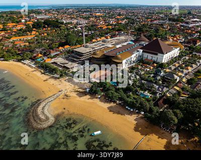 Großes, modernes Einkaufszentrum im Bau, neben dem tropischen Sandstrand Stockfoto