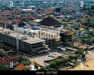 Aus der Vogelperspektive der Icon Bali Mall Baustelle in der Wohngegend in Sanur Stockfoto