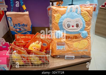 Bangkok, Thailand. März 2026. Lifestyle-Produkte von Labubu werden im Pop Mart Shop im Einkaufszentrum Seacon Square Srinakarin gesehen. Quelle: SOPA Images Limited/Alamy Live News Stockfoto