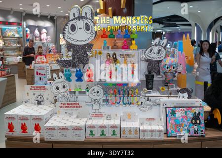 Bangkok, Thailand. März 2026. Die limitierten Labubu-Produkte zum 10. Jubiläum werden am Eingang des Pop Mart Shops im Einkaufszentrum Seacon Square Srinakarin ausgestellt. Quelle: SOPA Images Limited/Alamy Live News Stockfoto
