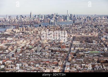 Blick aus der Vogelperspektive auf die Dächer von Brooklyn mit der Skyline von Manhattan jenseits des East River, einschließlich des Empire State Building, März 2017 Stockfoto
