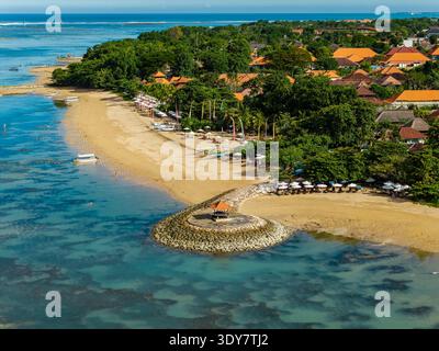 Blick aus der Vogelperspektive auf Sanur Beach mit Pavillon auf Steinbruch und türkisfarbenem Wasser Stockfoto