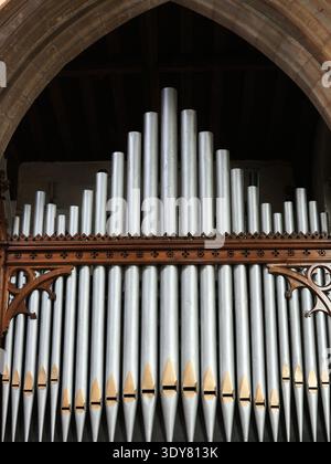 Orgelpfeifen im Chor der christlichen Kirche St. John the Baptist, Stamford, England. Stockfoto
